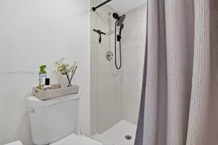 3675 N Country Club Dr, Aventura, FL 33180 - Photo 25