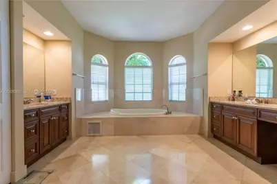 12743 N Winners Cir, Davie, FL 33330 - Photo 11