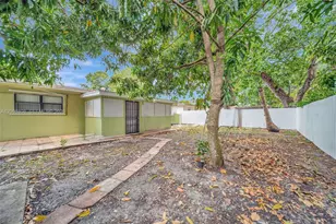 565 NE 160th St, Miami, FL 33162 - Photo 17