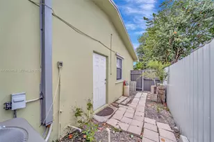 565 NE 160th St, Miami, FL 33162 - Photo 21