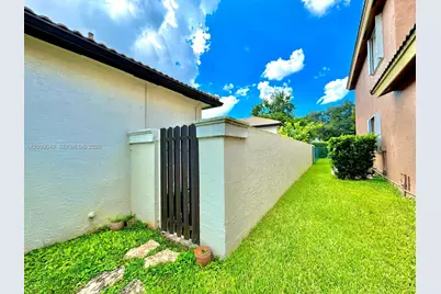 280 SW 167th Ave, Pembroke Pines, FL 33027 - Photo 5