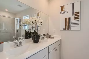 1676 SE 8th Ave, Homestead, FL 33034 - Photo 5