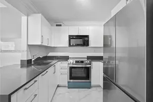10010 NW 9th St Cir, Miami, FL 33172 - Photo 3