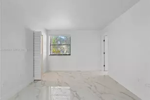 10010 NW 9th St Cir, Miami, FL 33172 - Photo 11
