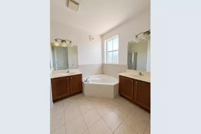 11028 NW 87th Ln, Doral, FL 33178 - Photo 15