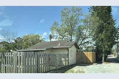 1725 Roosevelt St #Rear Cottage, Hollywood, FL 33020 - Photo 11