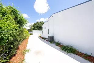 1221 NW 75th St, Miami, FL 33147 - Photo 29