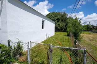 1221 NW 75th St, Miami, FL 33147 - Photo 19