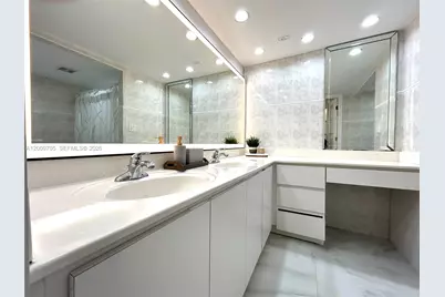 6039 Collins Ave #1507, Miami Beach, FL 33140 - Photo 13