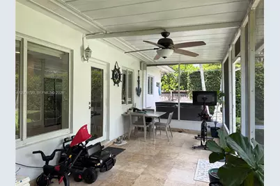 823 NE 107th St, Biscayne Park, FL 33161 - Photo 19