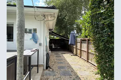 823 NE 107th St, Biscayne Park, FL 33161 - Photo 21