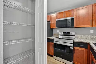 7995 NW 8th St, Miami, FL 33126 - Photo 11