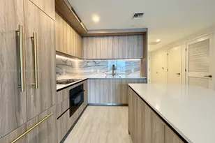 77 SE 5th St, Miami, FL 33131 - Photo 9