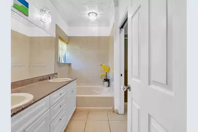 7659 N Stonecreek Cir, Davie, FL 33024 - Photo 35