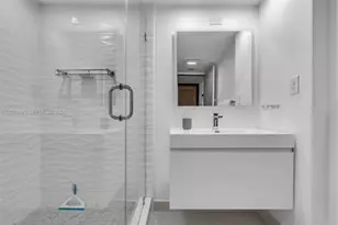 2555 Collins Ave, Miami Beach, FL 33140 - Photo 15
