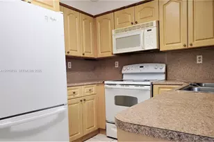 10020 NW 9th St Cir, Miami, FL 33172 - Photo 5