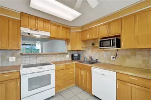 575 Oaks Ln, Pompano Beach, FL 33069 - Photo 11