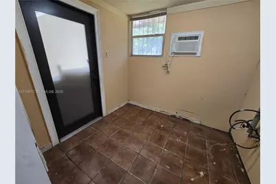 1051 E 18th St, Hialeah, FL 33013 - Photo 27