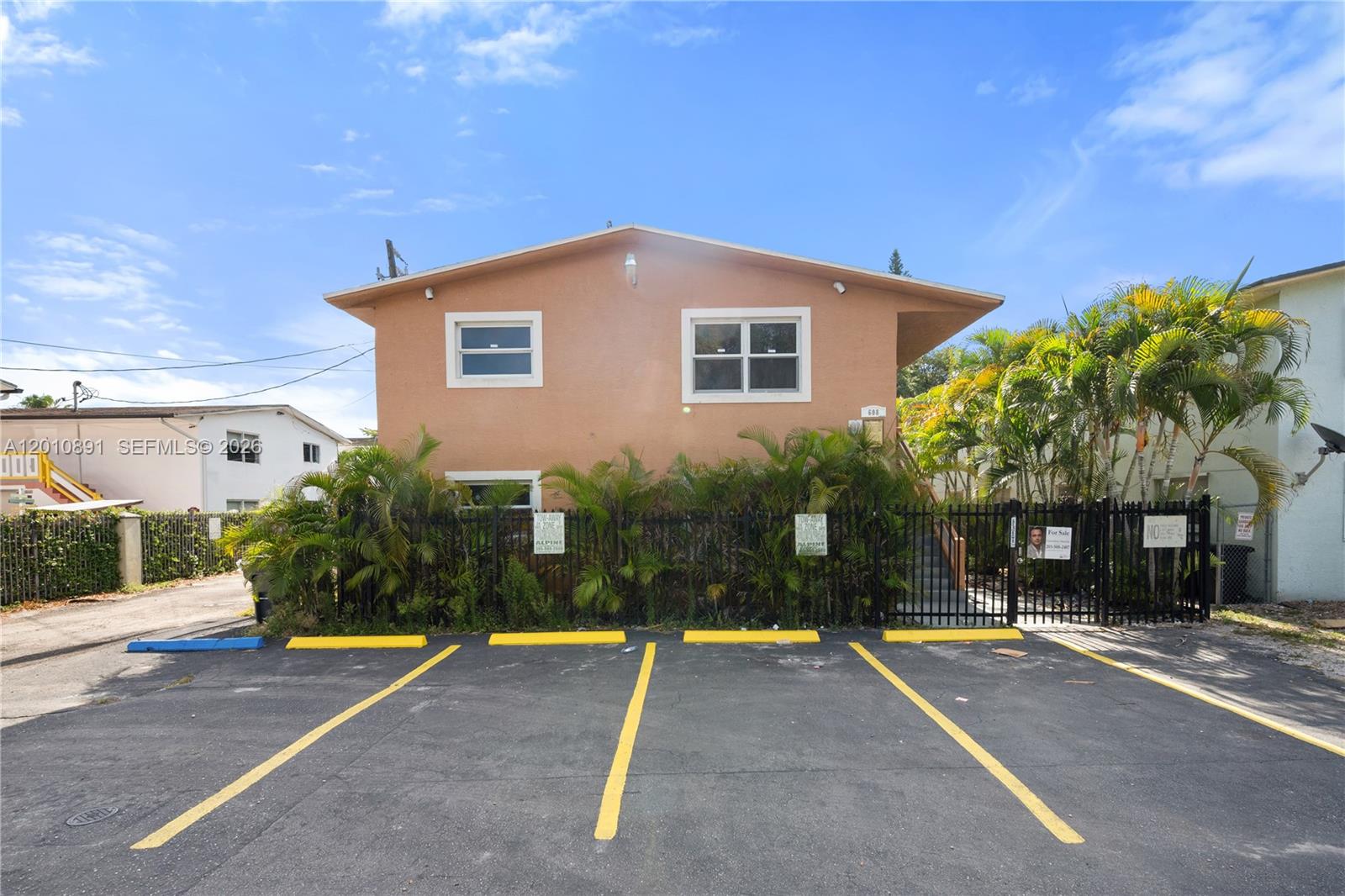 608 SW 16th Ave main architectural view