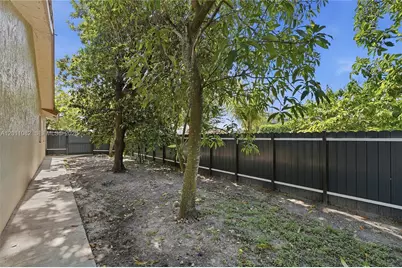 20102 NW 62nd Ave, Hialeah, FL 33015 - Photo 49
