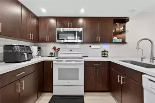 10845 NW 7th St, Miami, FL 33172 - Photo 11
