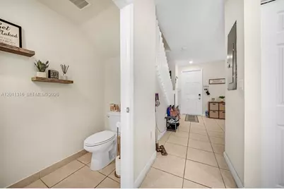 10657 W 32nd Ln, Hialeah, FL 33018 - Photo 9