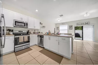 10657 W 32nd Ln, Hialeah, FL 33018 - Photo 11
