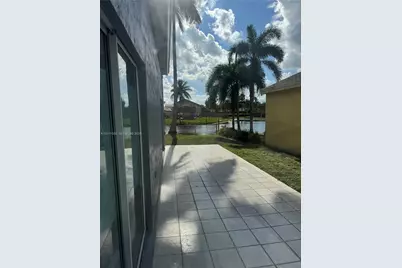 366 E Riverbend Dr, Sunrise, FL 33326 - Photo 1