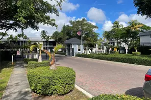 911 NE 199th St, Miami, FL 33179 - Photo 21