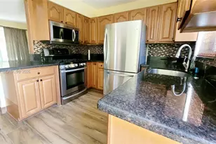 1124 NE 7th St, Hallandale Beach, FL 33009 - Photo 9