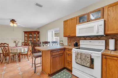 375 W Riverbend Dr, Sunrise, FL 33326 - Photo 5