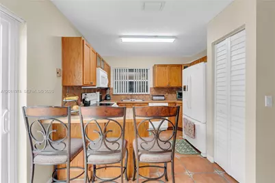 375 W Riverbend Dr, Sunrise, FL 33326 - Photo 3