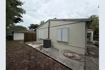 596 NW 109th St, Miami, FL 33168 - Photo 5