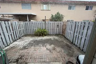 7945 NW 8th St, Miami, FL 33126 - Photo 15