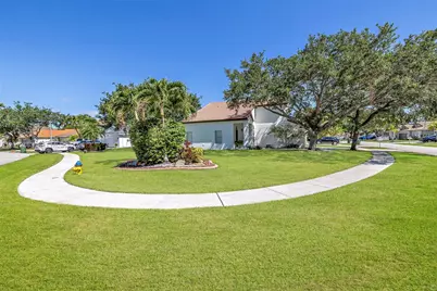 1910 NW 180th Way, Pembroke Pines, FL 33029 - Photo 15