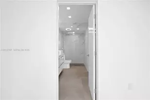 3675 N Country Club Dr, Aventura, FL 33180 - Photo 31