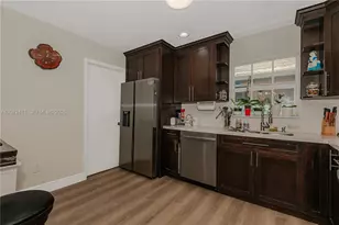 395 W 39th Pl, Hialeah, FL 33012 - Photo 13