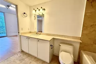 170 SE 14th St, Miami, FL 33131 - Photo 21