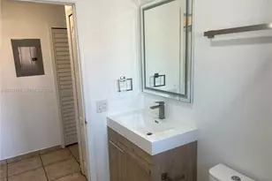 2425 W 76th St, Hialeah, FL 33016 - Photo 19