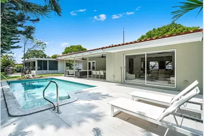 6750 White Oak Dr, Miami Lakes, FL 33014 - Photo 25