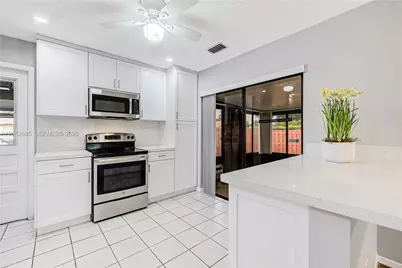 11301 SW 4th St, Pembroke Pines, FL 33025 - Photo 7