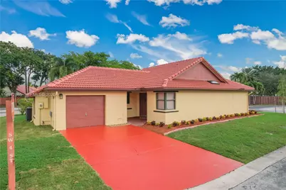 11301 SW 4th St, Pembroke Pines, FL 33025 - Photo 1