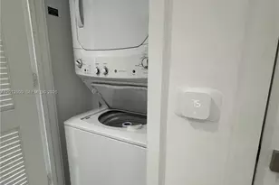 121 NE 34th St, Miami, FL 33137 - Photo 11