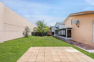 1007 NW 106th Ave Cir, Miami, FL 33172 - Photo 3