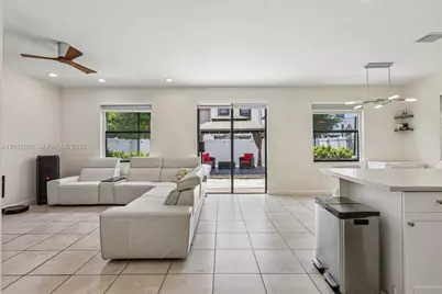 10594 W 35th Ln, Hialeah, FL 33018 - Photo 29