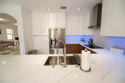 8821 W 34th Ct, Hialeah, FL 33018 - Photo 23