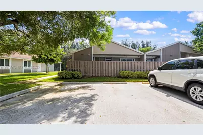 570 Woodgate Cir #A, Sunrise, FL 33326 - Photo 3