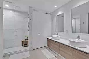 121 NE 34th St, Miami, FL 33137 - Photo 25