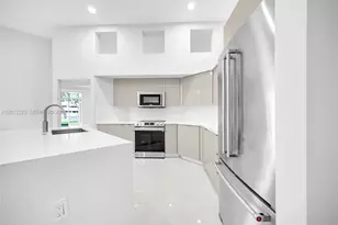 2553 Bay Pointe Dr, Weston, FL 33327 - Photo 11