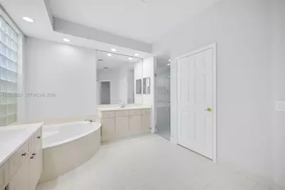 2553 Bay Pointe Drive, Weston, FL 33327 - Photo 29